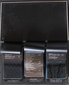 Cadillac Modelprogram Color and Upholstery in 2 aluminium Dealer-Leathermaps with Metallogo (2369)
